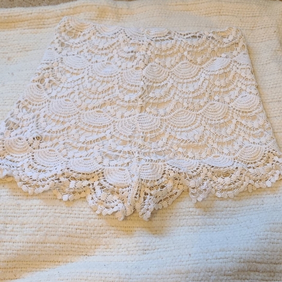 B20:charlotte Russe - womens cream shorts size med - Picture 4 of 4